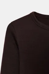 Camiseta de manga larga en color marrón oscuro, confeccionada en tejido de algodón. Presenta un diseño de corte ajustado (slim fit) con cuello redondo.