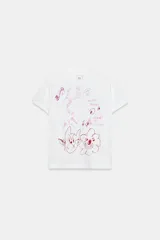 Camiseta de algodón blanca con cuello redondo y manga corta. Presenta un estampado gráfico frontal con dibujos estilo garabato y texto en tonos rojizos.