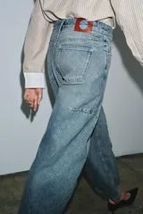 Jeans de tiro medio con corte balloon leg y largo al tobillo. Presenta diseño de cinco bolsillos, cintura con trabillas y cierre frontal con cremallera y botón metálico.