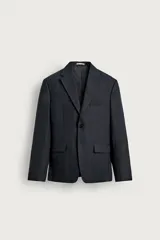 Blazer regular fit de lino color azul marino, con cuello de solapas de muesca, cierre frontal de un botón, bolsillos de solapa en la cadera y bolsillo de vivo en el pecho.