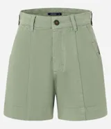 Short de mujer de sarga color beige claro, tiro alto, con pespunte contrastante en color blanco o crema. Presenta un corte regular y bolsillos delanteros y traseros.