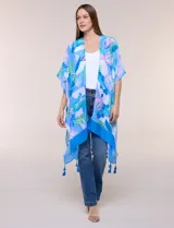 Kimono de gasa azul con estampado botánico de hojas tropicales en tonos celestes, verdes y rosados. Presenta un diseño abierto al frente con mangas cortas y amplias, ruedo asimétrico estilo pañuelo y detalle de borlas en las esquinas inferiores.