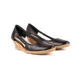 Zapato de cuero negro con taco corrido revestido en corcho y plataforma de yute trenzado. Cuenta con diseño lateral abierto y puntera redondeada.