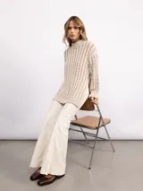 Pantalón oxford de micropana con spandex, de corte ajustado al cuerpo y botamanga ancha. Cuenta con cierre invisible lateral y elástico en la parte posterior de la cintura.