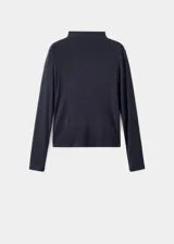 Camiseta de cuello alto y manga larga, con diseño entallado al cuerpo.