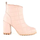 Botín de cuero sintético color rosa pálido con diseño acolchado y cierre lateral. Tiene taco cuadrado y suela track.