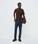 Pantalón de vestir masculino modelo básica, con cintura con trabillas, cierre tradicional con vista oculta y bolsillos laterales.