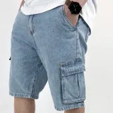 Bermuda de jean celeste claro con bolsillos cargo laterales.