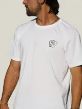 Remera blanca de manga corta con estampado en la espalda que ilustra a varios animales jugando al truco.