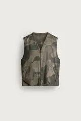 Chaleco relaxed fit de algodón con estampado de camuflaje, cuello en V, cierre frontal con cremallera y bolsillos de vivo en la cadera.