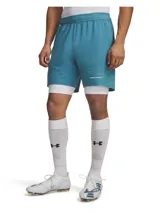 Short deportivo Under Armour de la línea Challenger, diseñado para fútbol. Presenta un color azul petróleo con detalles gráficos sutiles en la parte inferior y logo de la marca. Cuenta con cintura elástica con cordón interno, bolsillos laterales y un diseño ligero con perforaciones para ventilación.
