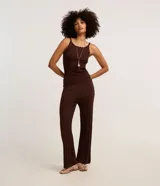 Pantalón recto de cintura alta, confeccionado en punto color marrón con mix de puntos y cintura elástica, de la marca Marfinno.
