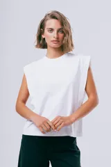 Musculosa blanca de algodón orgánico con cuello redondo y hombreras marcadas.