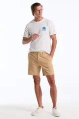 Bermuda de twill de algodón color beige, de corte recto y clásico, con bolsillos laterales y trabillas para cinturón.