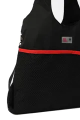 Bolso tipo tote color beige con parte inferior de red y correa larga desmontable.