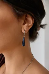 Aros colgantes de acero quirúrgico plateado con dije de piedra natural rosa en forma de lágrima.