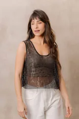 Top de red translúcido con aplicaciones de strass, sin mangas, de corte holgado y escote redondo.