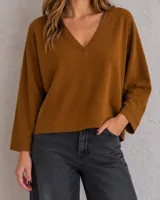 Pantalón de gabardina color verde, de corte recto y tiro alto, con bolsillos delanteros y traseros, presillas para cinto y cierre frontal con botón y cremallera.