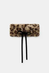 Cuello de pelo sintético con estampado animal print, presenta un diseño rectangular con cierre mediante una lazada de cinta de terciopelo negro en el centro.