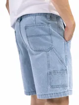 Bermuda de jean celeste con bolsillos delanteros y traseros, y presilla lateral para herramientas.