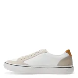 Championes urbanos Democrata modelo Yane, color blanco con detalle de logo en azul marino en el lateral y refuerzo en el talón color marrón. Presentan cierre con cordones y suela de goma texturizada.