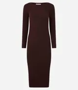 Vestido midi de punto acanalado, con diseño ajustado al cuerpo, cuello barco y mangas largas. Confeccionado en tejido de punto texturizado.