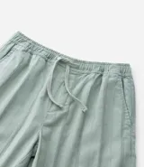 Bermuda recta de playa en color blanco roto, confeccionada en algodón texturizado con efecto de rayas verticales. Posee cintura elástica con cordón ajustable.