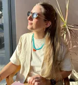 Collar de cuentas de ágata turquesa de 8mm con separadores de hilo turquesa y dije de cangrejo de cristal de Murano. Cierre de acero con baño de oro.