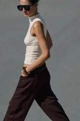 Pack de cuatro pulseras rígidas articuladas con acabado marmolado en tonos tierra. Cuentan con cierre magnético metálico plateado.