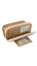 Billetera larga de diseño combinado en tonos terracota y beige, confeccionada en material sintético con textura tipo gamuza y lisa. Cuenta con cierre perimetral, solapa frontal con broche a presión y visor para documentos, además de múltiples compartimentos internos para tarjetas, billetes y monedero con cierre.