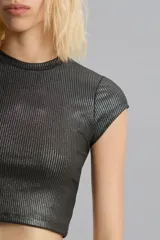 Remera crop negra de morley con foil, calce slim, escote redondo y mangas cortas.
