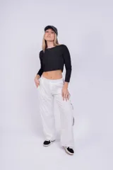 Pantalón negro de acetato con cintura elástica y cordón ajustable. Presenta una franja blanca a lo largo de la pierna.