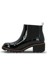 Botineta Chelsea Hush Puppies modelo Sula, color negro en acabado charol, con elásticos laterales y suela robusta con taco ancho.