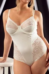 Body color nude confeccionado en lycra y puntilla elastizada, con aro, breteles elásticos regulables, espalda baja y broche en la entrepierna con fundillo de algodón.