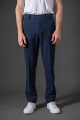 Pantalón cargo color beige con bolsillos laterales y corte recto.