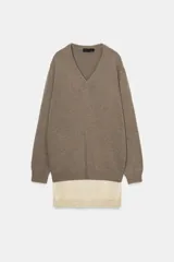 Jersey de lana color marrón con escote en V y manga larga. Incluye un detalle de vestido interior de color crema con encaje en el bajo.