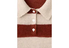 Jersey de punto a rayas horizontales marrones y beige, con cuello polo y cierre frontal de botones.