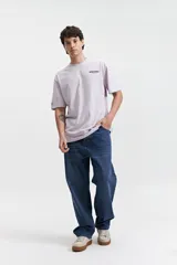 Remera lila de manga corta con corte oversize y estampado con texto en el pecho.