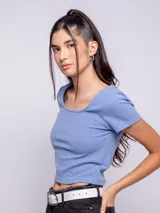 Remera color salmón elastizada de manga corta y cuello redondo.