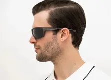 Lentes de sol INVU con montura metálica gris y lentes polarizadas azules.