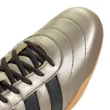 Championes Adidas de estilo urbano, con capellada en tono metalizado bronce, tres tiras laterales en color negro, cordones negros y suela de goma color caramelo.