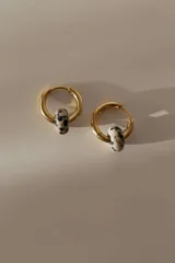 Par de aros tipo argolla dorados de acero quirúrgico, con una piedra natural de color gris translúcido colgando de cada uno.