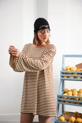 Vestido corto a rayas horizontales color verde y blanco, de corte amplio y mangas acampanadas.