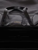 Bolso tote Balmain modelo Track Zip, confeccionado en cuero negro con acabado brillante. Presenta un diseño estructurado con cierre superior, doble asa de mano y correa de hombro ajustable y extraíble.