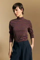Polera de cuello alto y manga larga, confeccionada en tejido elástico con diseño de rayas horizontales en tonos azul marino y terracota.