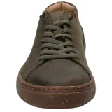 Zapatilla de cuero color verde militar con cordones elásticos y suela de goma marrón con textura.