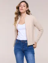 Cardigan tejido con cierre frontal de la marca Rio & Rian, de silueta entallada y estilo bomber, color beige. Cuenta con cuello a la base, cierre metálico completo, textura labrada en relieve en el frente y las mangas, mangas largas con puños acanalados y ruedo recto.