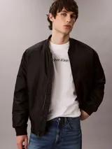 Remera de algodón de corte regular, con cuello redondo y manga corta. Presenta el logo de la marca estampado en el centro del pecho.