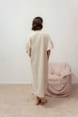 Vestido camisero largo color beige claro, con cuello mao, botones frontales y mangas cortas abullonadas con detalle bordado.