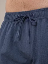 Short de baño texturizado color azul con cintura elástica y cordón ajustable.